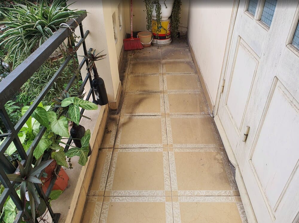 The railing is one of the areas that should be cleaned regularly to ensure the house is clean. Photo: Tuan Dat