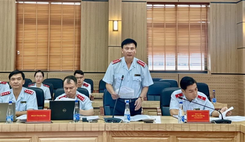 M. Bui The Dung directeur adjoint du departement IX chef de la delegation d'inspection annonce l'integralite de la decision d'inspection. Photo : VGP/Toan Thang