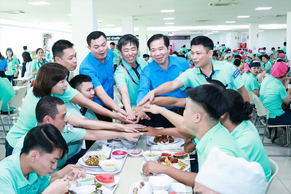 Ong Nguyen Huy Khanh - Pho Chu tich LDLD Thanh pho Ha Noi (thu 2  tu phai sang) va ong Ryo Onoue (thu 3 tu phai sang) vui cung CNLD tai Bua com Cong doan. Anh: Hai Nguyen 