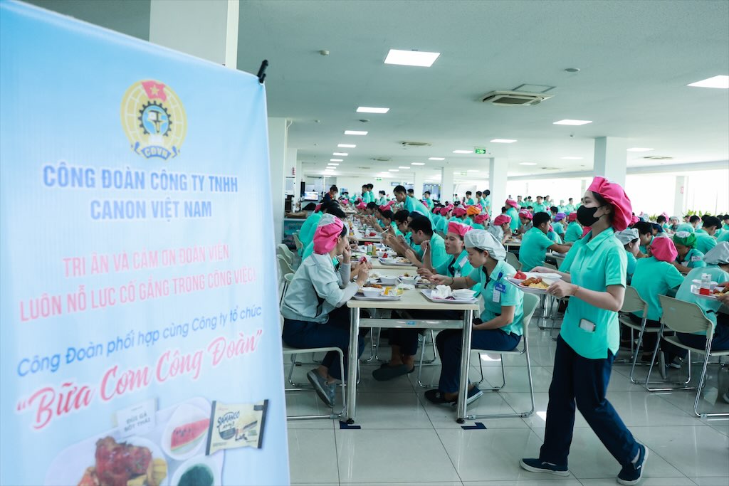 캐논 베트남 유한회사 노동자들이 노동조합 점심 식사에 열광하고 있습니다. 사진: 하이 응우옌