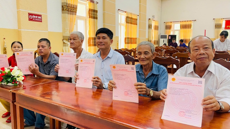 Niem vui cua nguoi dan phuong Huong Tra, TP.Da Nang khi duoc cap so do dot 2 trong chua day 1 thang chinh quyen moi van hanh. Anh: Truong An