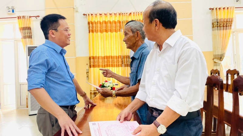 Can bo phuong Huong Tra, TP.Da Nang da lam viec lien tuc, ke ca ngay nghi de mang lai su hai long cho nguoi dan. Anh: Truong An