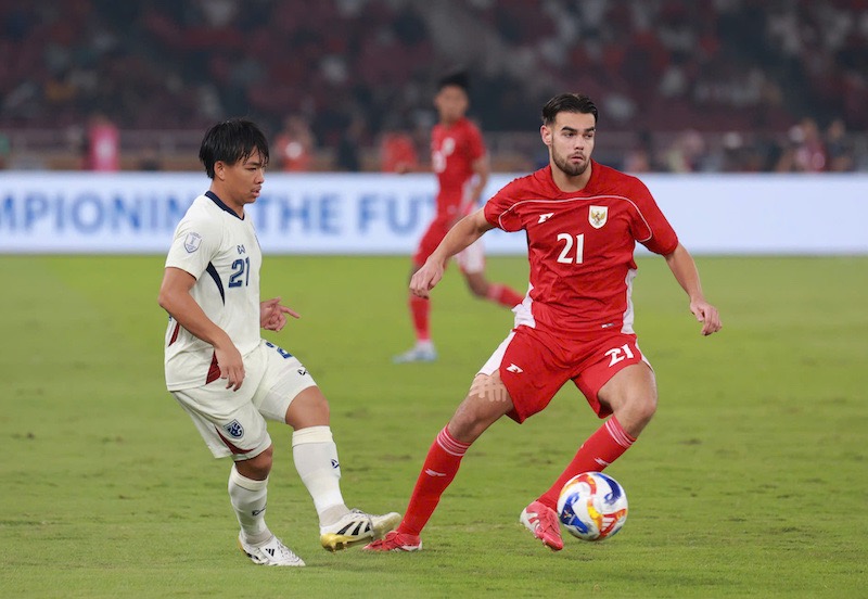 Chan sut Jens Raven (phai), nguoi da co 7 pha lap cong cho U23 Indonesia den thoi diem nay cung bo ngo kha nang ra san. Anh: Trong Hieu 