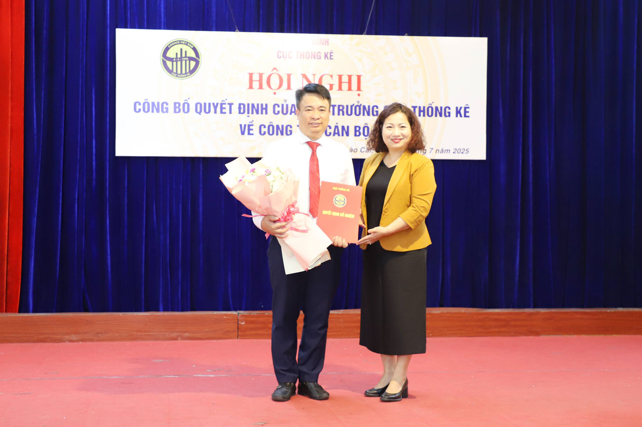 Ms. Le Thi Tuong Thu - Deputy Director of the Statistics Office presented the Decision and presented flowers to congratulate the Chief Statistics Office of Lao Cai province. Photo: Linh Vu