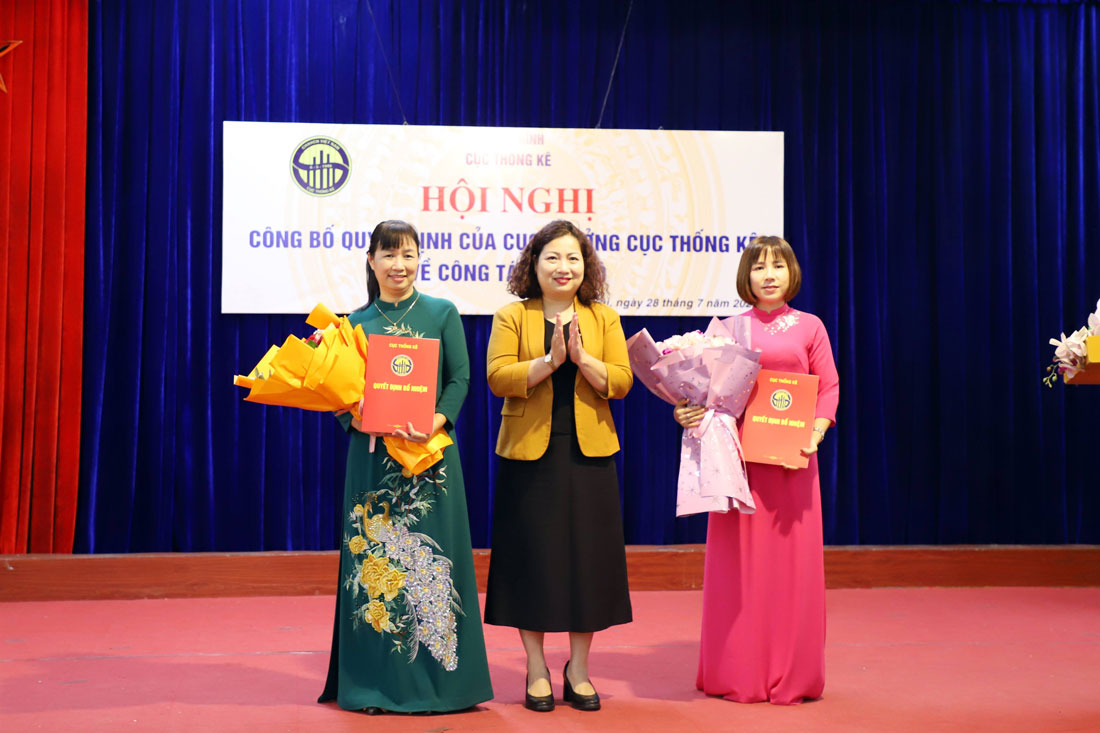 Ba Le Thi Tuong Thu – Pho Cuc truong Cuc Thong ke trao Quyet dinh va tang hoa chuc mung cac Pho Truong Thong ke Lao Cai.   