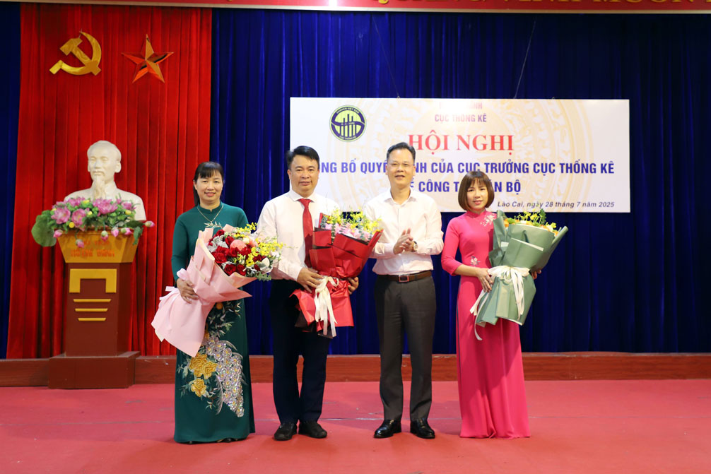 Pho Chu tich UBND tinh Lao Cai Nguyen Thanh Sinh chuc mung lanh dao Thong ke tinh.