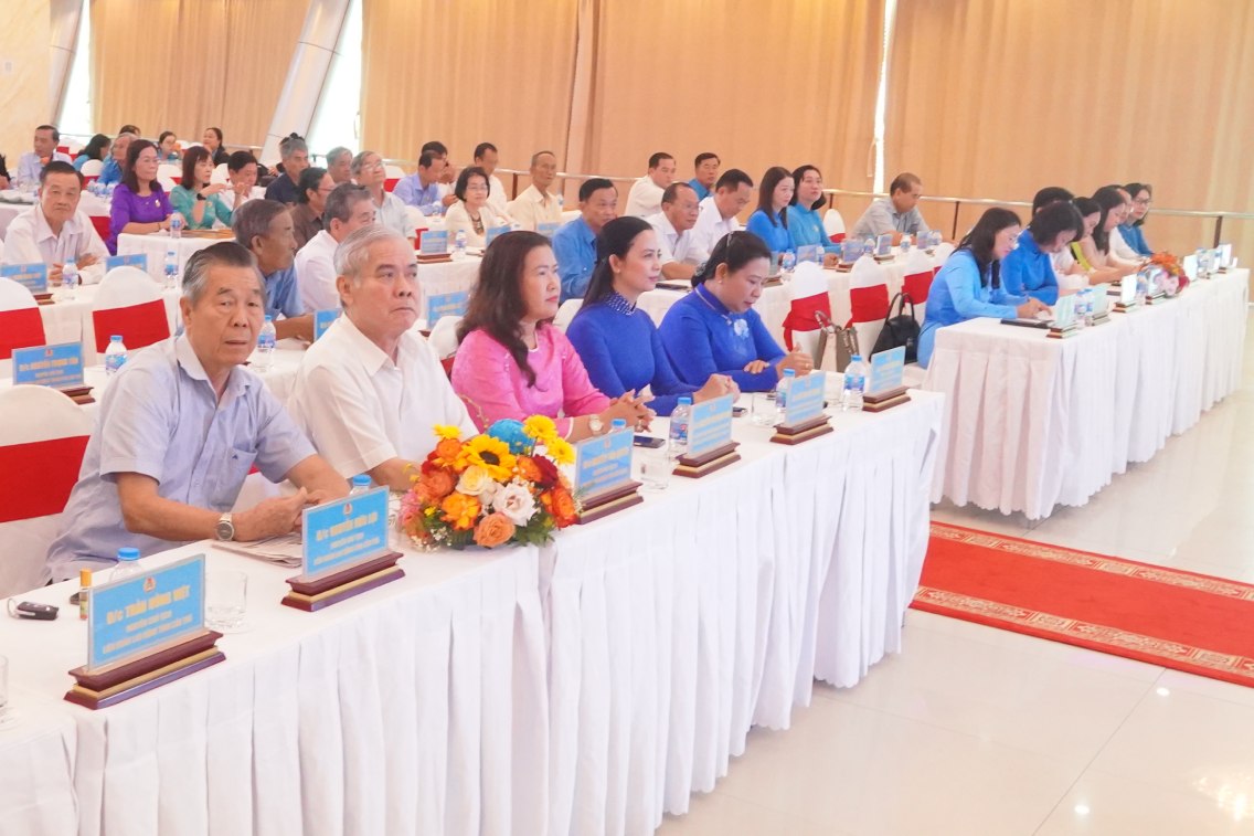 Dai bieu tham du hoi nghi. Anh: Ta Quang