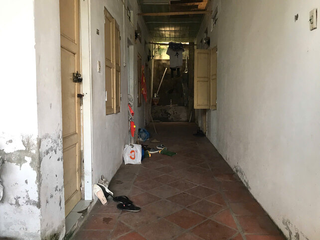 호아빈동의 비좁은 하숙방에서 비좁게 사는 노동자들 모든 것이 부족한 하숙집에 정착하려는 꿈은 여전히 요원합니다. 사진: 옌산