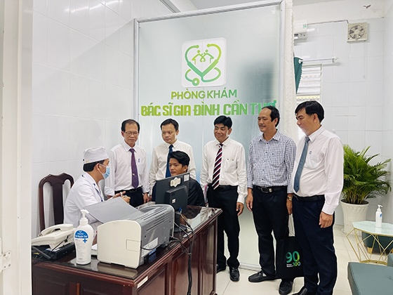 Cac dai bieu tham quan hoat dong kham benh trong ngay khanh thanh Phong kham BSGD Tram Y te xa Co Do. Anh: So Y te Can Tho. 