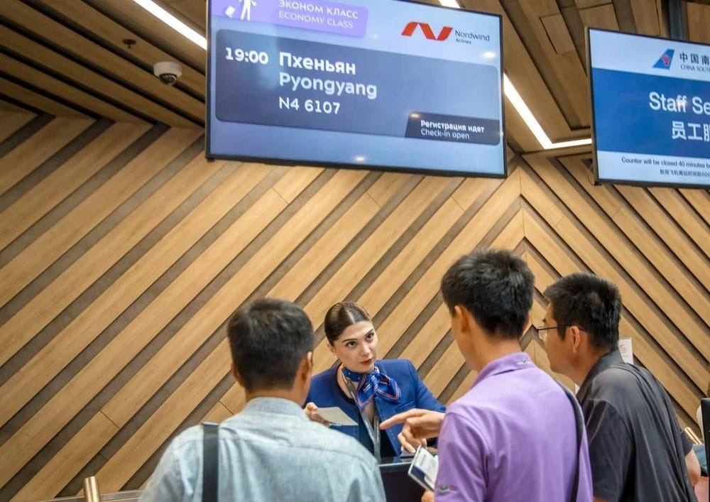 Pasajeros registran un vuelo desde Moscu Rusia a Pyongyang Corea del Norte. La aerolinea operara un vuelo al mes. Foto: Ministerio de Transporte ruso