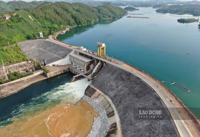 Cận cảnh thủy điện Thác Bà mở cửa điều tiết lũ qua đập tràn