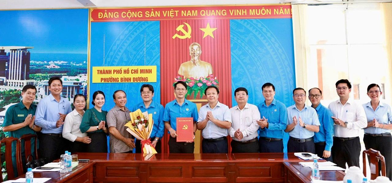 Binh Duong 구 지도자들이 Binh Duong 구 노동조합 설립에 관한 결정을 수여하고 있습니다. 사진: Binh Duong 구 전자 정보 포털