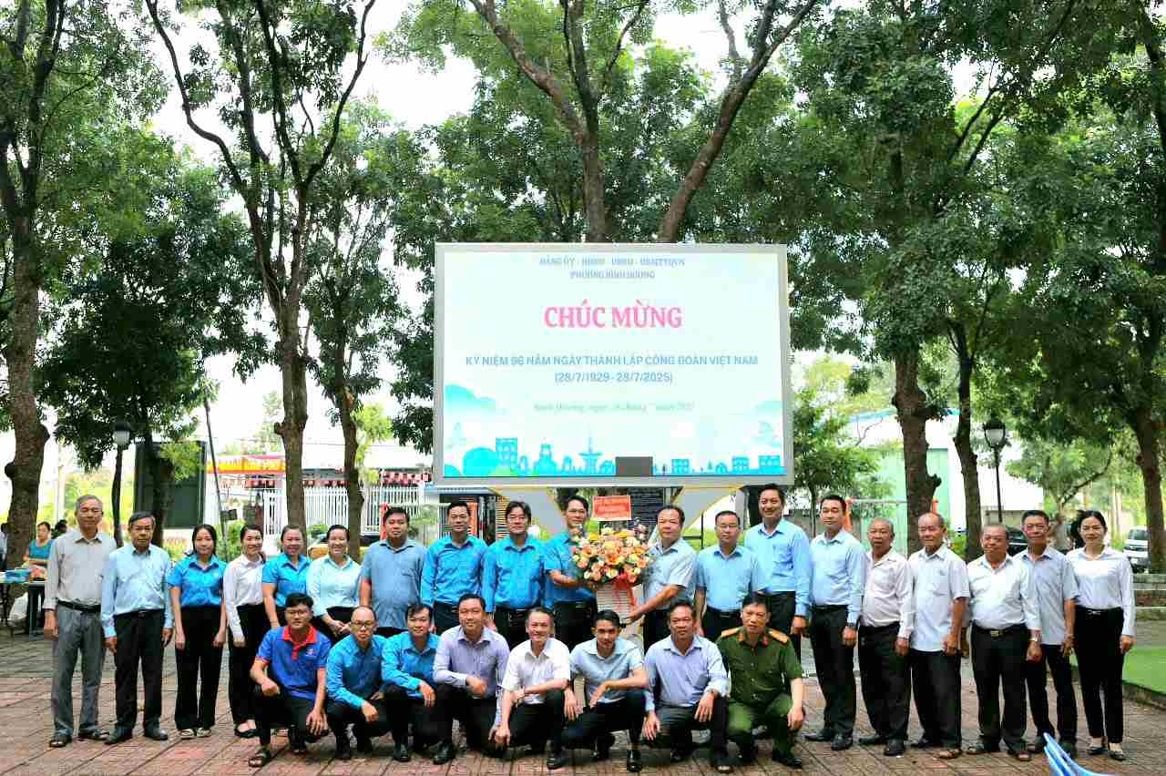 Lanh dao phuong Binh Duong tang hoa chuc mung phuong Binh Duong nhan 