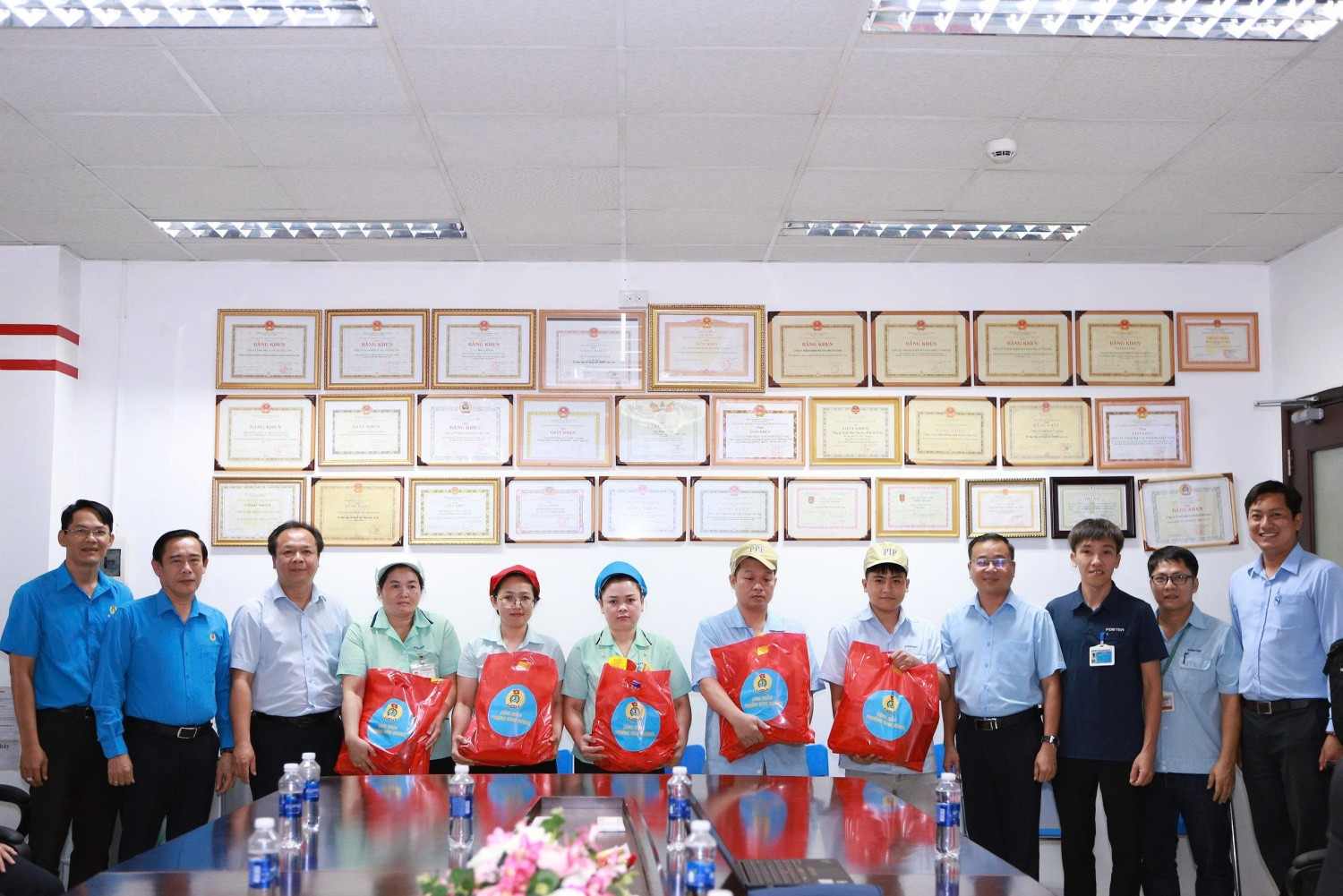  Lanh dao phuong Binh Duong va Cong doan phuong Binh Duong trao qua ho tro cong nhan kho khan. Anh: Cong thong tin dien tu phuong Binh Duong
