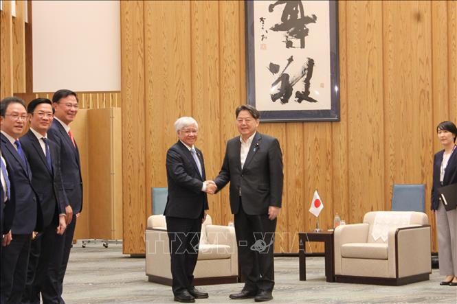 Do Van Chien 베트남 조국전선 중앙위원회 위원장이 하야시 요시마사 일본 내각 관방장관을 만났습니다. 사진: Pham Tuan/TTXVN