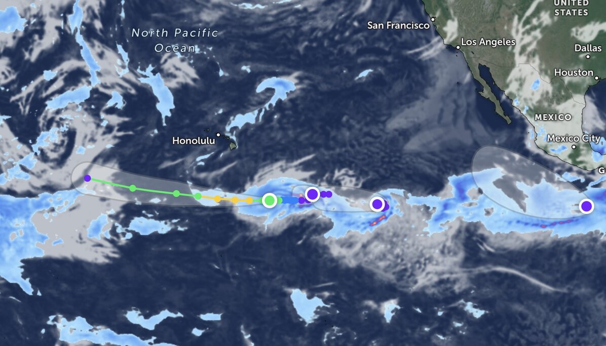 Bao Iona va 3 ap thap o trung tam va dong Thai Binh Duong. Anh: Zoom Earth