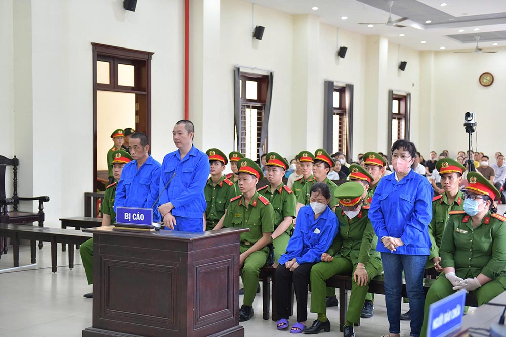 Các bị cáo tại phiên tòa sơ thẩm xét xử vụ lừa đảo gần 1.000 người tại 3 dự án bất động sản ở Tây Ninh. Ảnh: Kiên Định