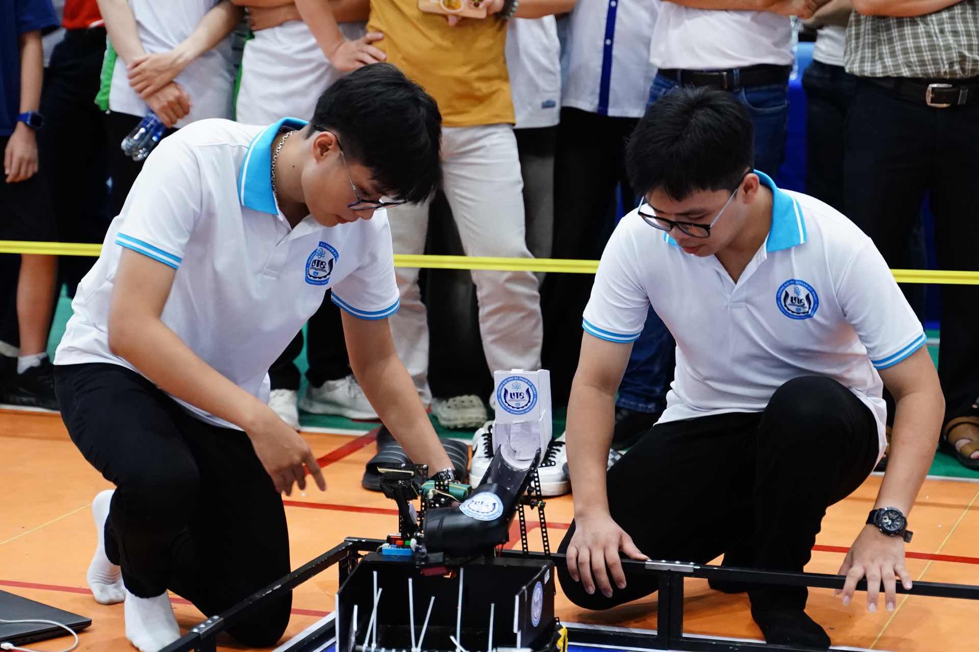 Thi sinh kiem tra ky thuat robot truoc gio thi dau chinh thuc. Anh: Nhu Quynh