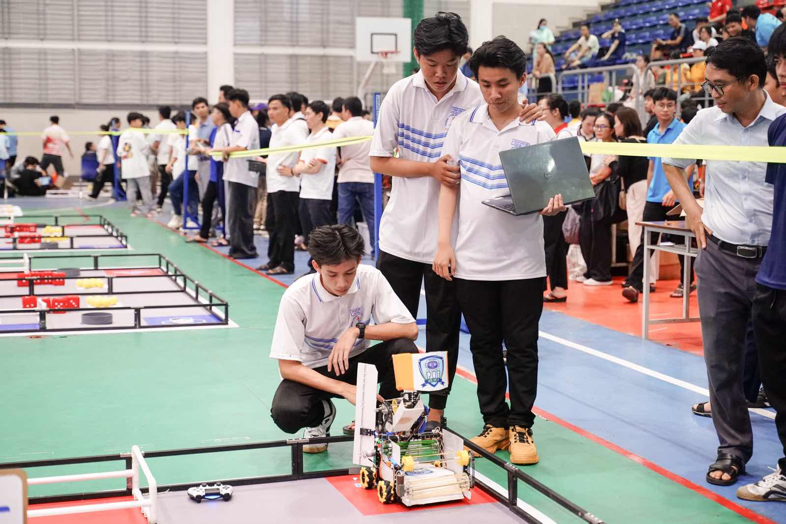 Cac doi thi dieu khien robot thuc hien nhiem vu tren san dau tai Robocon ORC 2025. Anh: 