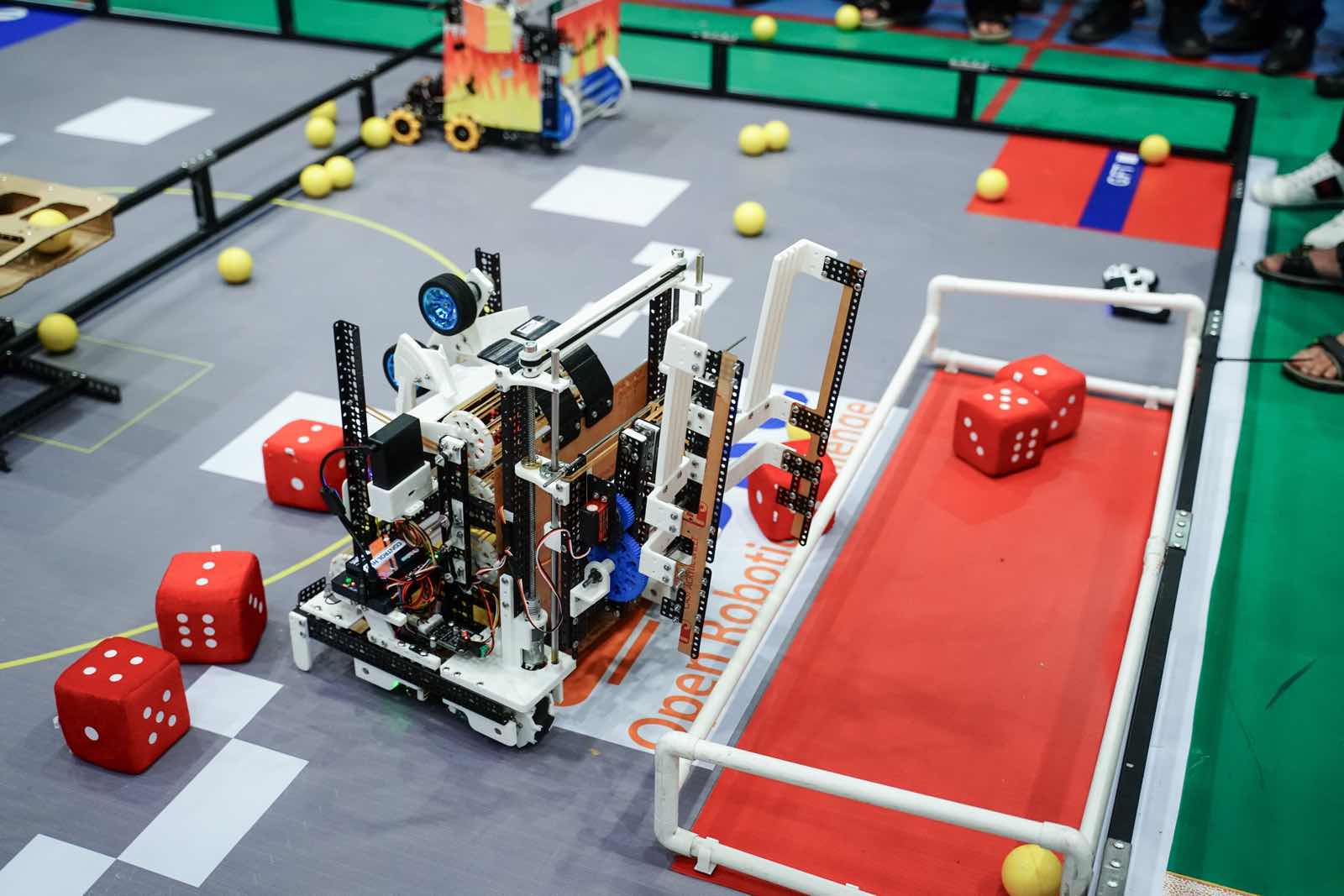 Robot do doi thi tu thiet ke va lap trinh. Anh: Nhu Quynh
