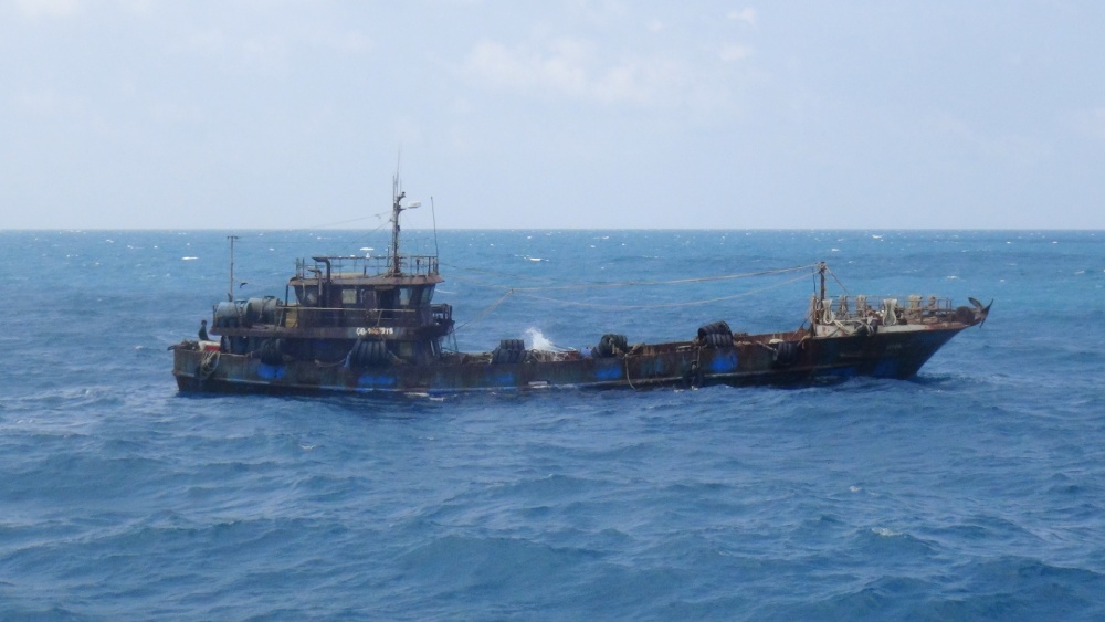 해안 경비대는 매우 많은 양의 DO 기름을 운반하는 어선을 현장에서 체포했지만 상품의 합법적인 출처를 증명하는 서류는 없었습니다. 사진: CSB4 지역 사령부