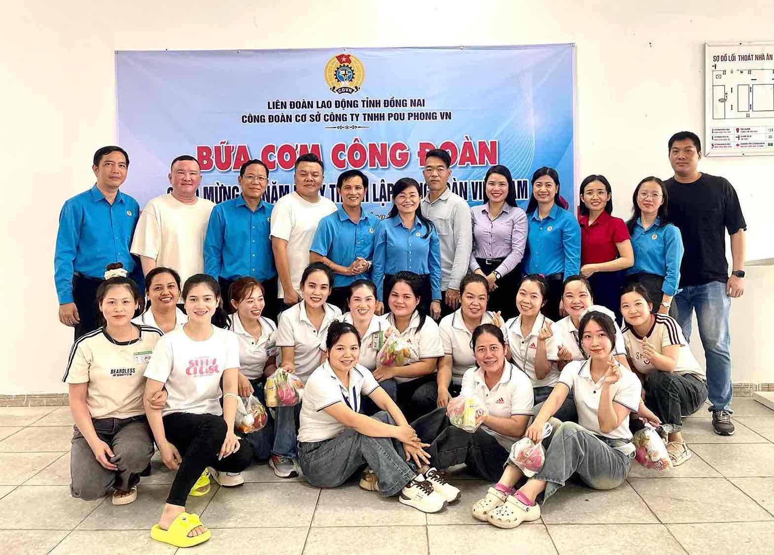Pho Chu tich phu trach LDLD tinh Bui Thi Bich Thuy cung doan cong tac da toi du “Bua com Cong doan” cung voi cong nhan. Anh: Cong doan cung cap