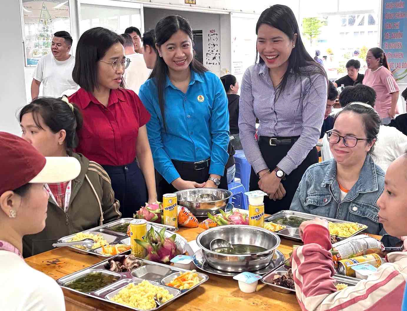 푸퐁 베트남 유한회사 노동자 3 000명 이상의 특별 식사. 사진: 노동조합 제공
