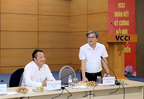 Mr. Truong Viet Dung, Vice Chairman of Hanoi People's Committee, spoke at the meeting. Photo: Minh Anh