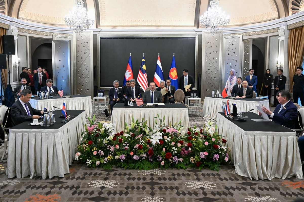 Cambodian Prime Minister Hun Manet (left) and Acting Thai Prime Minister Phumtham Wechayachai (right) hold talks chaired by Malaysian Prime Minister Anwar Ibrahim (middle), on July 28, 2025. Photo: AFP