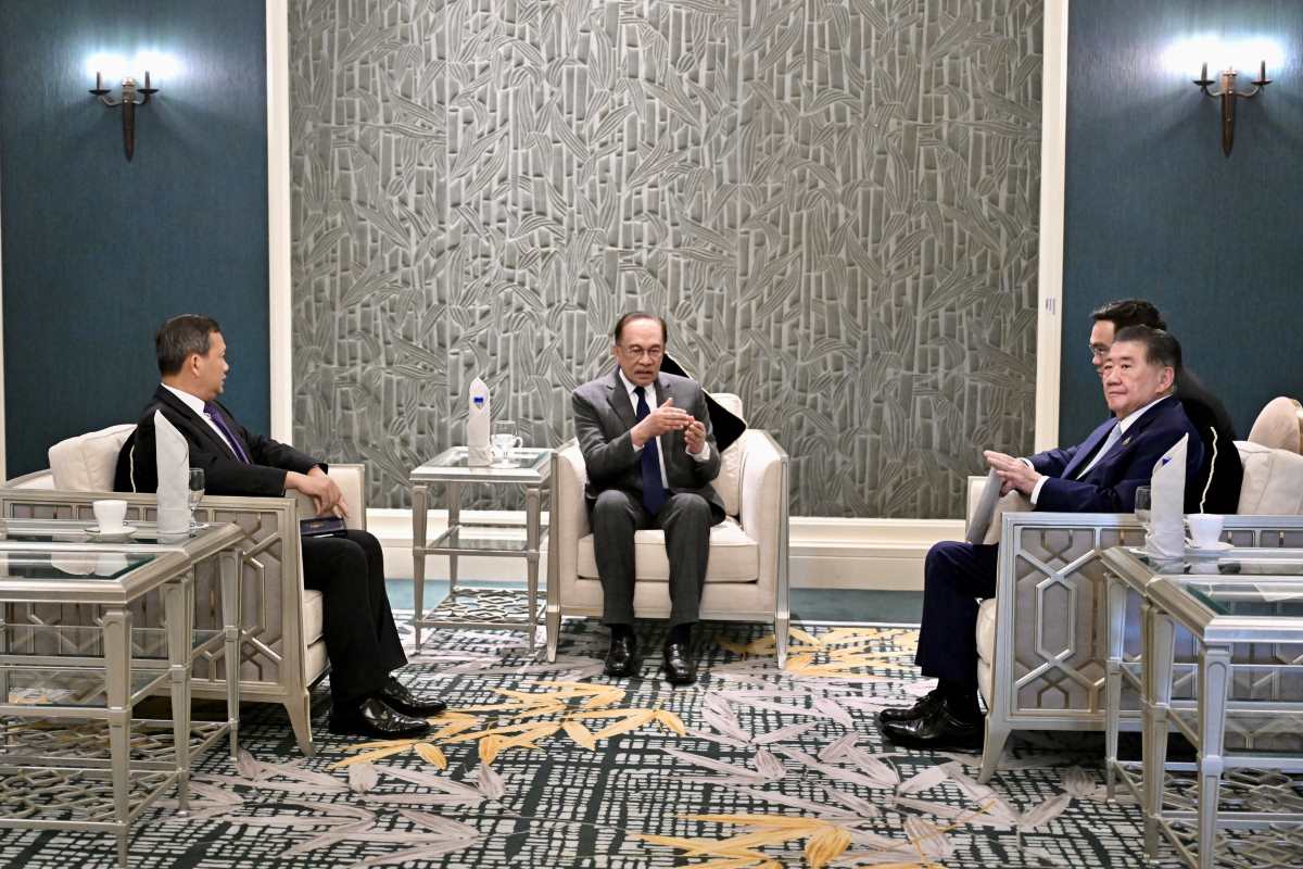 Thu tuong Campuchia Hun Manet (trai), Thu tuong Malaysia Anwar Ibrahim (giua) va. Anh: Chinh phu Thai Lan