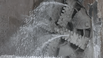 Nhon - 하노이 역 메트로 터널 굴착기가 Van Mieu 역에 접근하는 순간