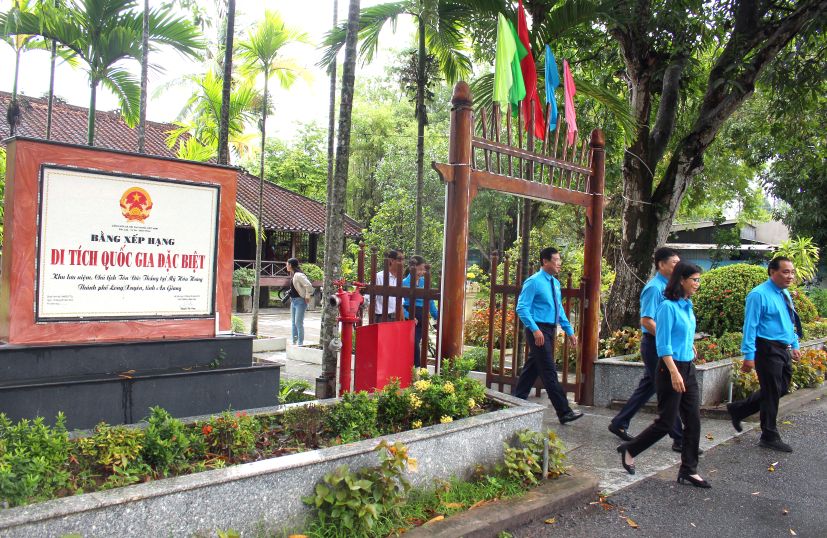 Nhan ky niem 96 nam Ngay thanh lap Cong doan Viet Nam, doan cong tac LDLD tinh An Giang den xa My Hoa Hung dang hoa, dang huong len Bac Ton tai Di tich quoc gia dac biet Khu luu niem Chu tich Ton Duc Thang. Anh: Lam Dien