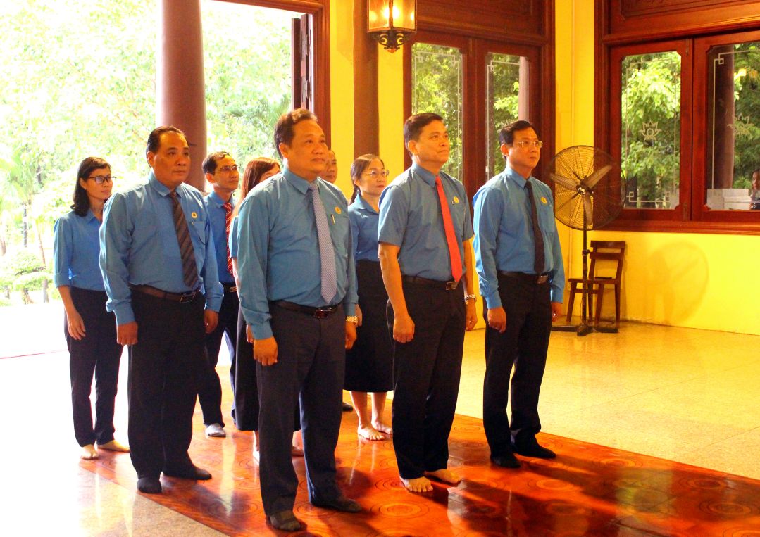Doan cong tac do Chu tich LDLD tinh Do Tran Thinh dan dau. Cung di co ong Nguyen Nhat Tien - Pho Chu tich LDLD tinh, Truong Ban Cong doan; ong Pham Van Dang - Pho Chu tich LDLD tinh An Giang. Anh: Lam Dien