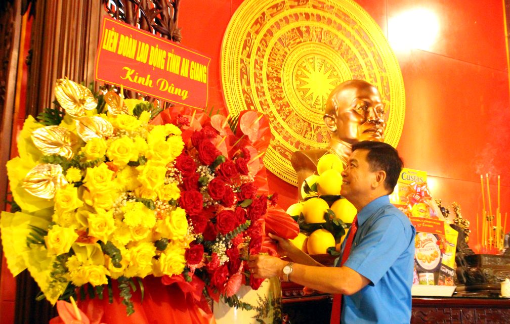 Chu tich LDLD tinh An Giang Do Tran Thinh thuc hien nghi thuc dang hoa len Bac Ton. Anh: Lam Dien