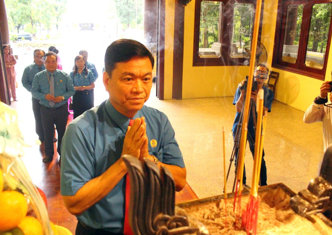 Chu tich LDLD tinh An Giang dang huong len Chu tich Ton Duc Thang. Anh: Lam Dien