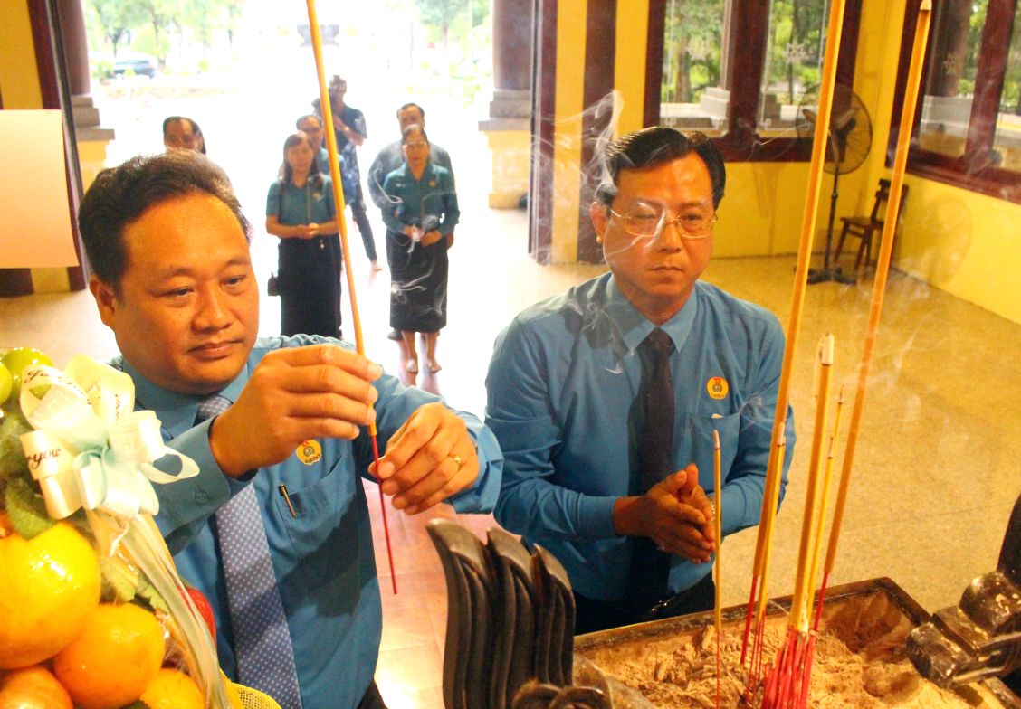 Ong Nguyen Nhat Tien va Pham Van Dang (tu phai sang) dang huong len ban tho Chu tich Ton Duc Thang. Anh: Lam Dien