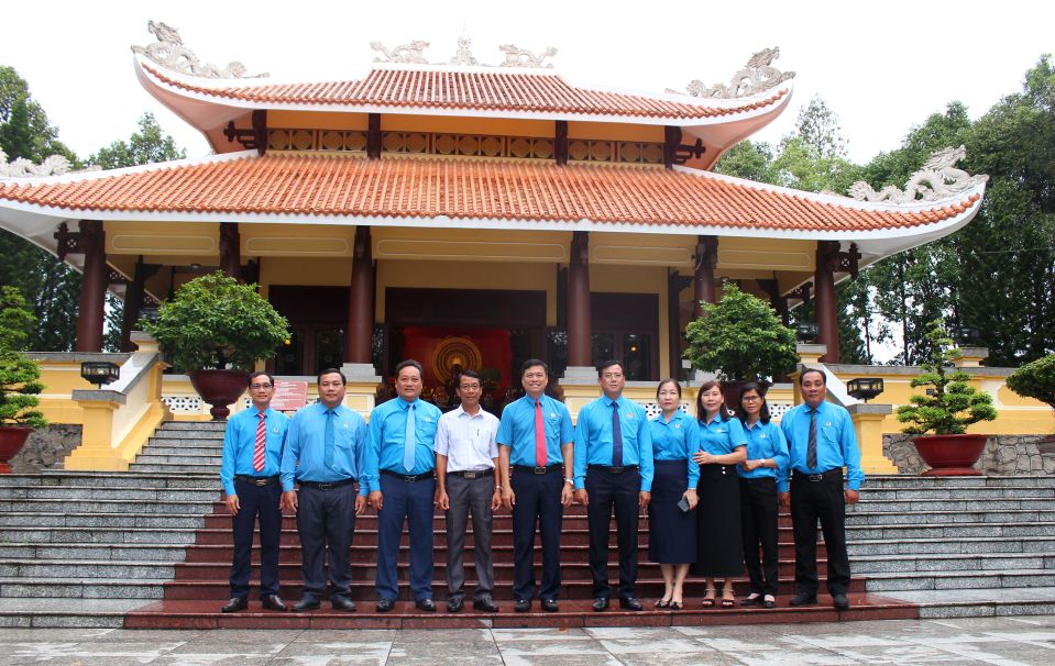 Doan chup anh luu niem tai Den tho Chu tich Ton Duc Thang. Anh: Lam Dien