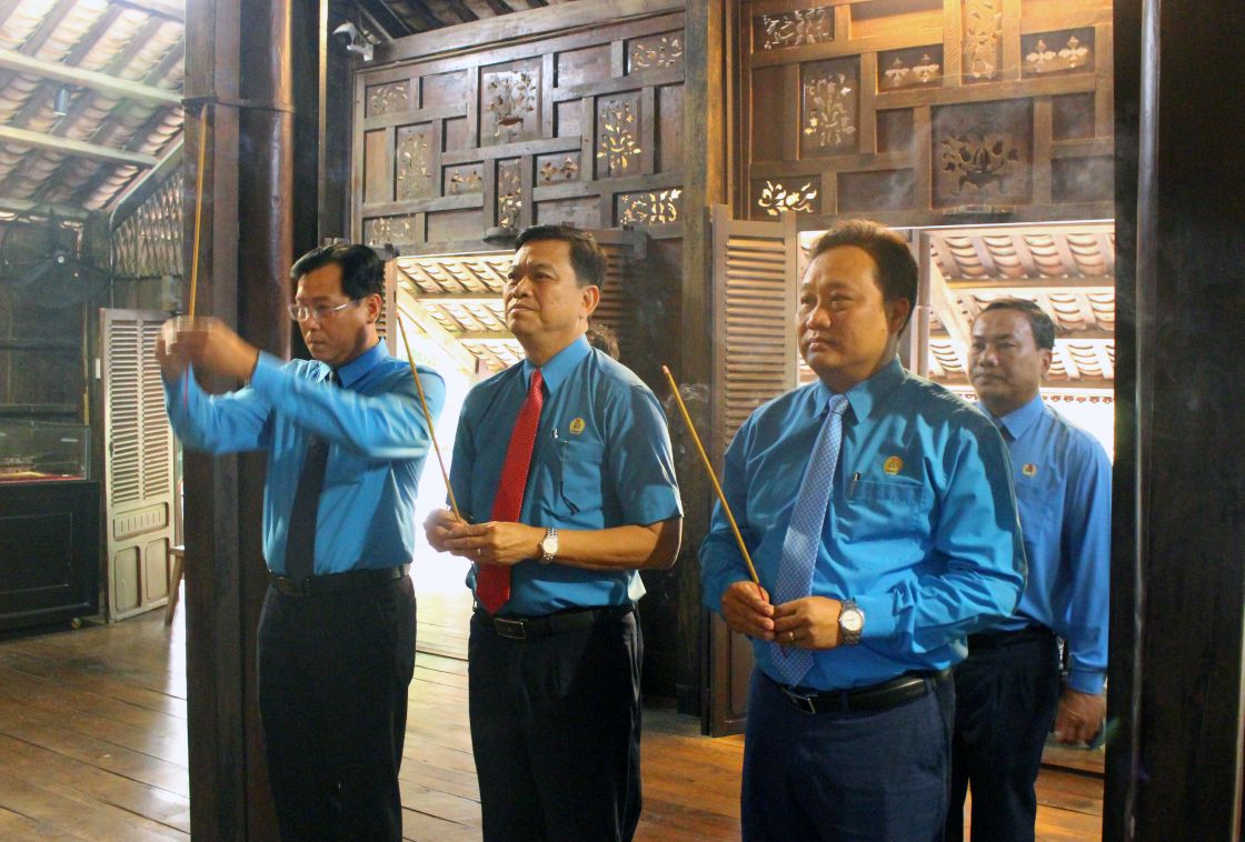 Thuong truc LDLD tinh An Giang dang huong len ban tho song than Chu tich Ton Duc Thang. Anh: Lam Dien
