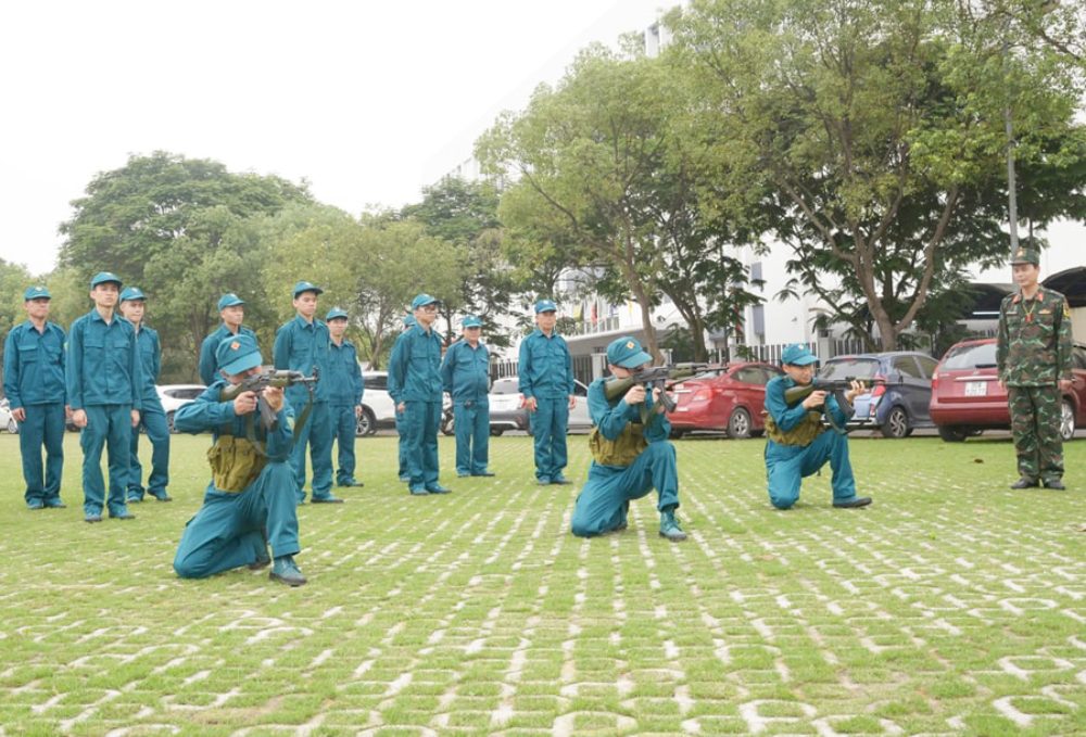 Le ministere de l'Interieur a repondu aux questions des personnes concernees par la reduction des effectifs de citoyens volontaires. Photo : Pham Dong