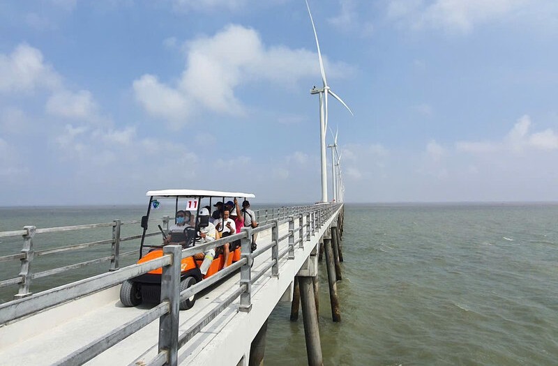 The wind power project in Ca Mau exploits both electricity and tourism. Photo: Nhat Ho