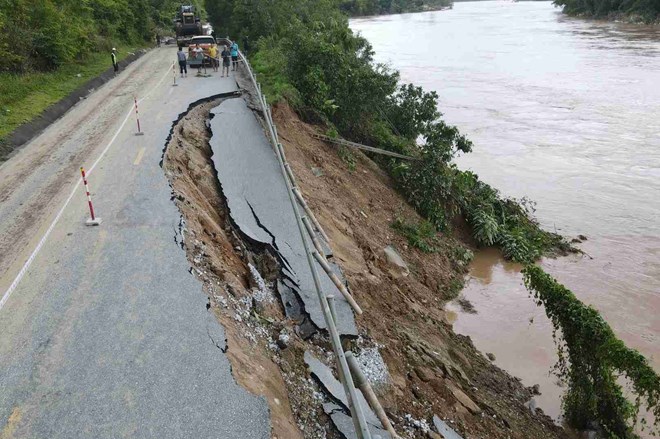 Debido al impacto de la tormenta numero 3 la carretera nacional 7 que atraviesa las provincias occidentales de Nghe An sufrio graves deslizamientos de tierra. Pronostico del tiempo en el norte y centro de Vietnam mañana caluroso. Foto: Ngoc Anh
