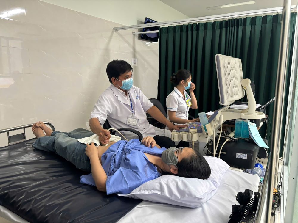 다낭 노동조합은 900명의 여성 조합원과 근로자를 대상으로 건강 검진을 조직했습니다. 사진: 쩐티