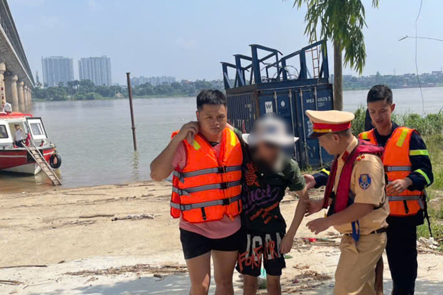 Un jeune homme a ete decouvert alors qu'il se tenait sur une rampe flottante pres du pilier du pont de Thang Long. Photo : Fournie par la police