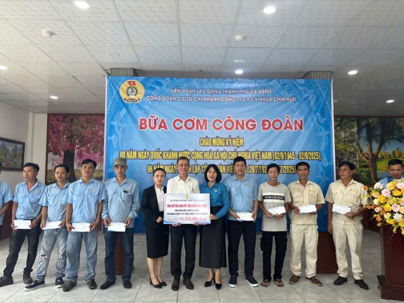 Lien doan Lao dong thanh pho trao 10 suat qua cho doan vien co hoan canh kho khan, moi suat tri gia 1 trieu dong. Anh: Tran Thi