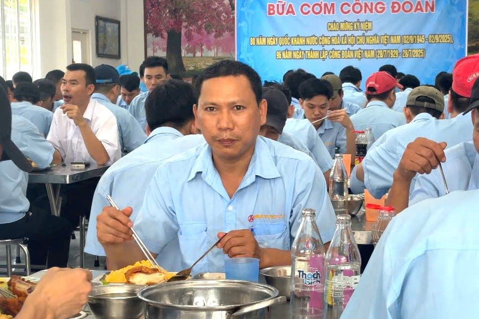 다낭 Chin Huei 플라스틱 회사에서 따뜻한 노동조합 식사. 사진: Tran Thi