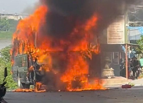 Escena del incendio del coche de pasajeros. Foto: Phi Hung