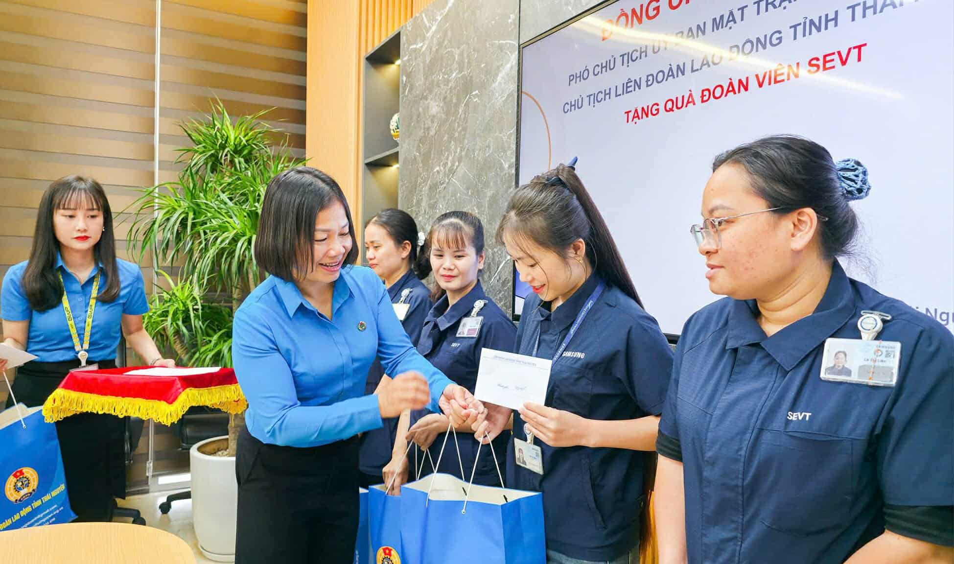 타이응우옌성 노동총연맹 지도부가 조합원과 노동자에게 선물을 증정하고 있습니다. 사진: 타이응우옌 노동조합
