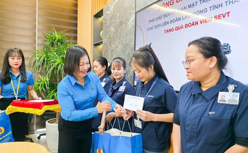 Leaders of the Thai Nguyen Provincial Federation of Labor presented gifts to union members and workers. Photo: Thai Nguyen Trade Union