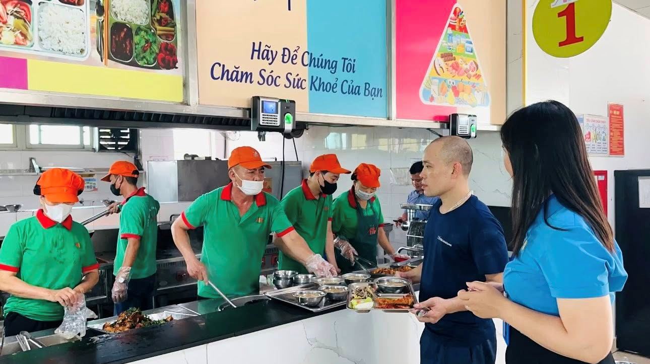 Bua com cong doan duoc to chuc dung ngay ki niem 96 nam Ngay Thanh lap Cong doan Viet Nam. 