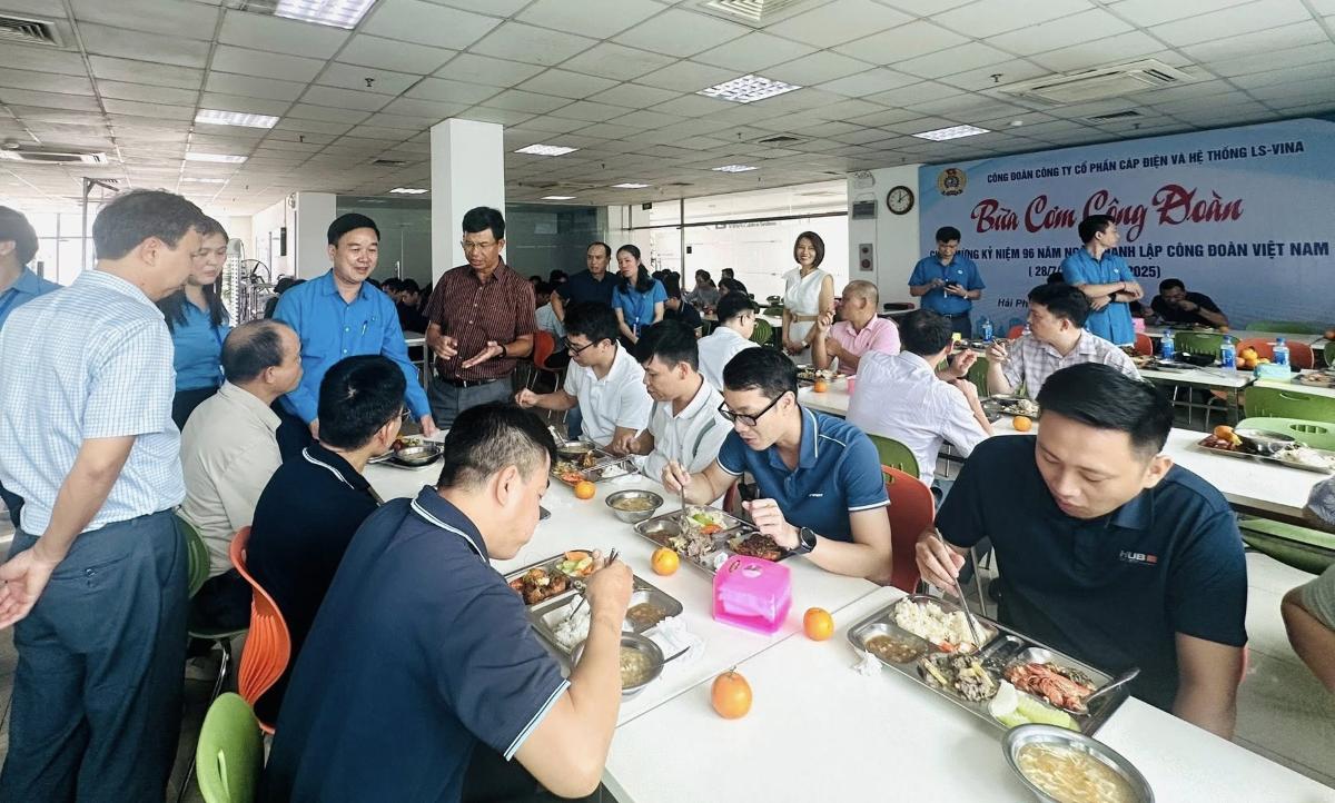 Dai dien Cong doan thanh pho du bua an voi nguoi lao dong. 